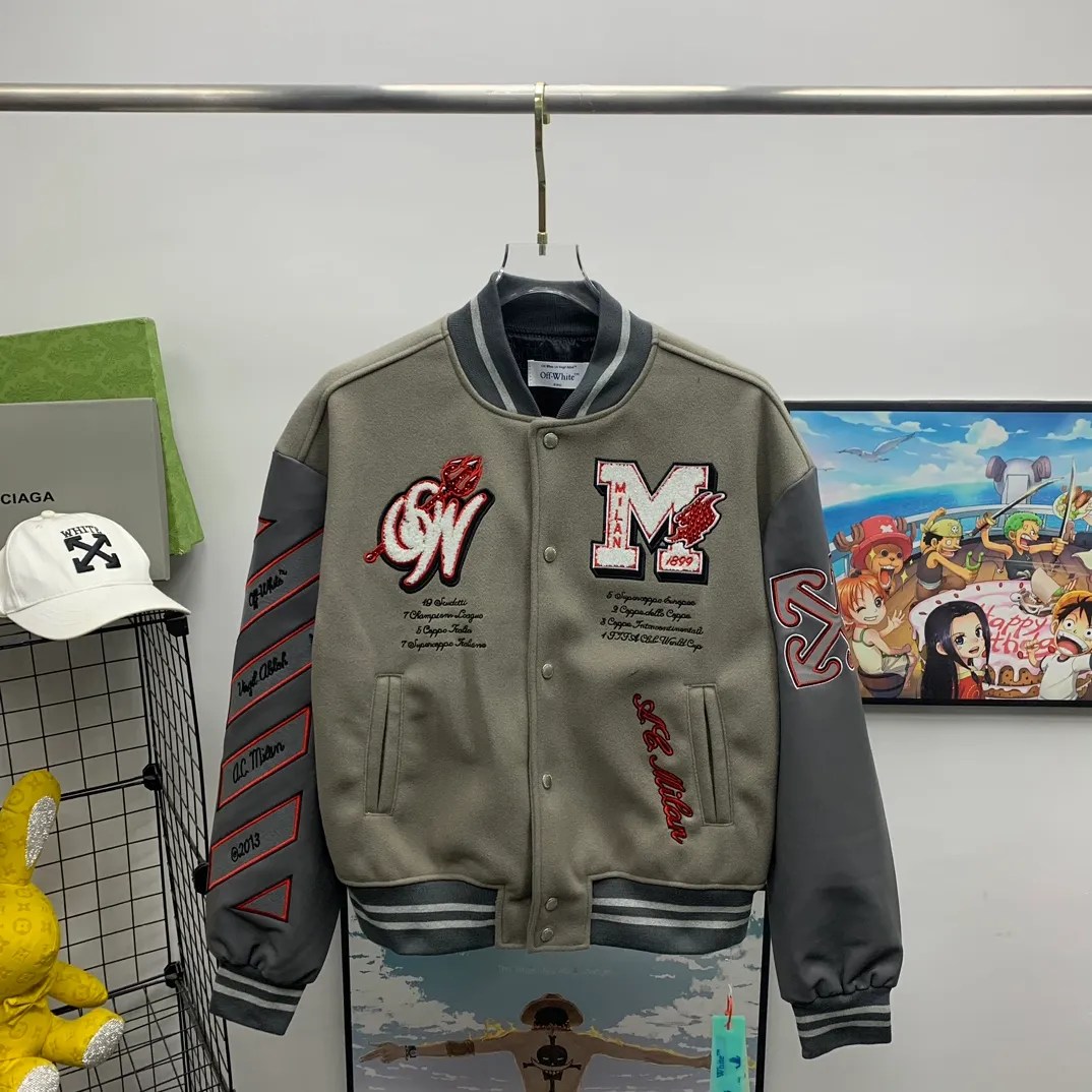 The top tested version off white, the new AC Milan co-branded heavy-duty embroidery hot-drilled baseball jacket, worn by many NBA stars, is a sincere heavy-duty baseball jacket. This baseball jacket adopts a leather sleeve splicing design. The main body fabric is made of 80% wool and 20% polyester blended fabric. The single piece is thick and the texture is very good. The inner layer is very soft, customized cupro silk lining. The upper body is soft and skin-friendly. The middle layer is quilted. The wavy stitching ensures no cotton leakage. There is an embroidery on the front and back of the embroidery part. It is made with imported Tajima embroidery machine and towel embroidery process. It seems simple but the process is very complicated. This towel embroidery is not formed in one piece, but is divided into three parts: the bottom, middle and upper part. The bottom is black and the top is black. The pattern is sewn using towel embroidery technology. The middle layer is embroidered with white yarn to outline the shape and then sewn on the bottom. The layering is obvious. Each part needs to be made separately and sewn together. It is different from the one-piece version on the market! Accessories: First, placket snaps, heavy-duty metal snaps, separate mold opening and customization, mold opening fee 8K. Accessory materials, snap buttons, and zippers all need to be molded and customized. The overall shape adopts a pure American retro wide sleeve shape, which fully demonstrates the loose shoulder effect. The fabric is selected from heavy woolen to show a wide and stylish wearing posture. The interior uses thick quilted cotton as the liner. The entire jacket has a thicker texture and is cold-proof, warm and stylish. Gray, size: S M L XL P:700